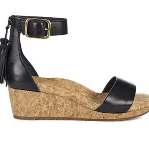 UGG leather Zoe sandals size 8 black
